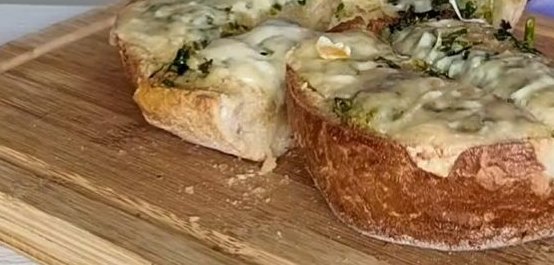 Zapiekany chlebek czosnkowy z serem
