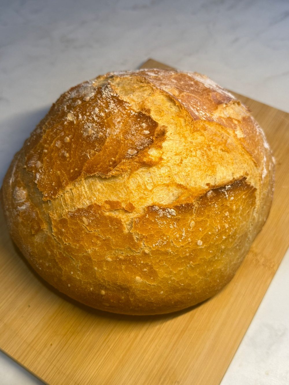 Bochenek chleba orkiszowego pieczonego w garnku