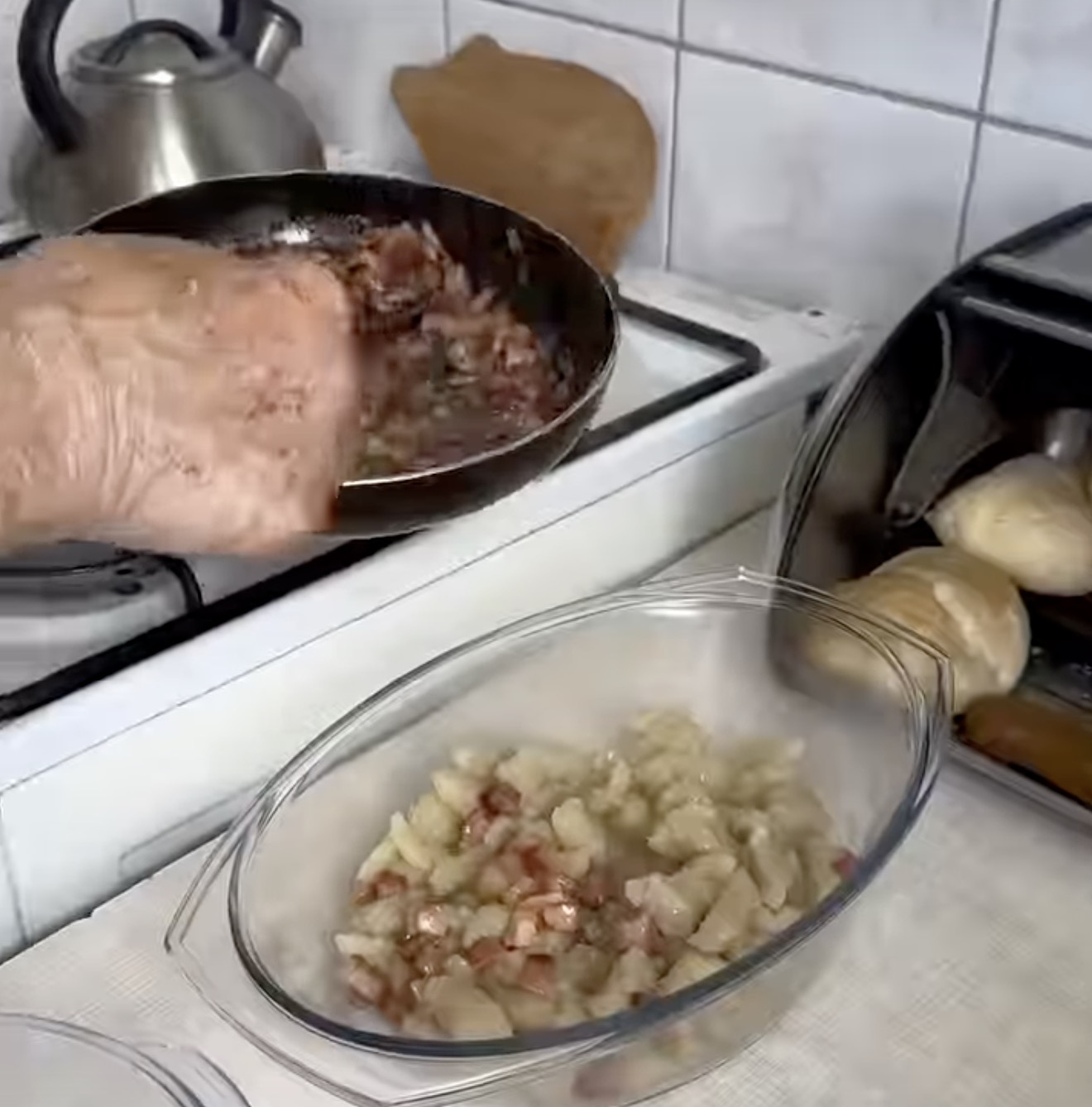 Szare kluchy Babci Janki z boczkiem w szklanym naczyniu